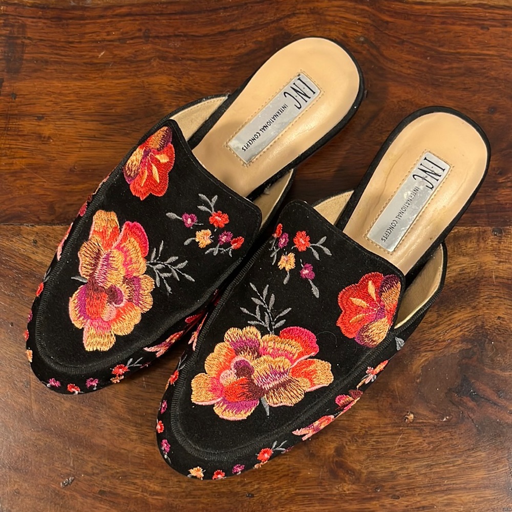 Black flats. Floral embroidery. Adorable mules by INC in Women’s Size 6. New. 🌺
